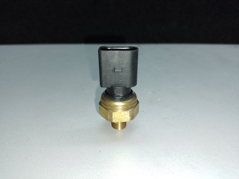 Датчик давления топлива VOLKSWAGEN TOUAREG 02-10 2007 BHK 3.6 03C 906 051 A Б/У