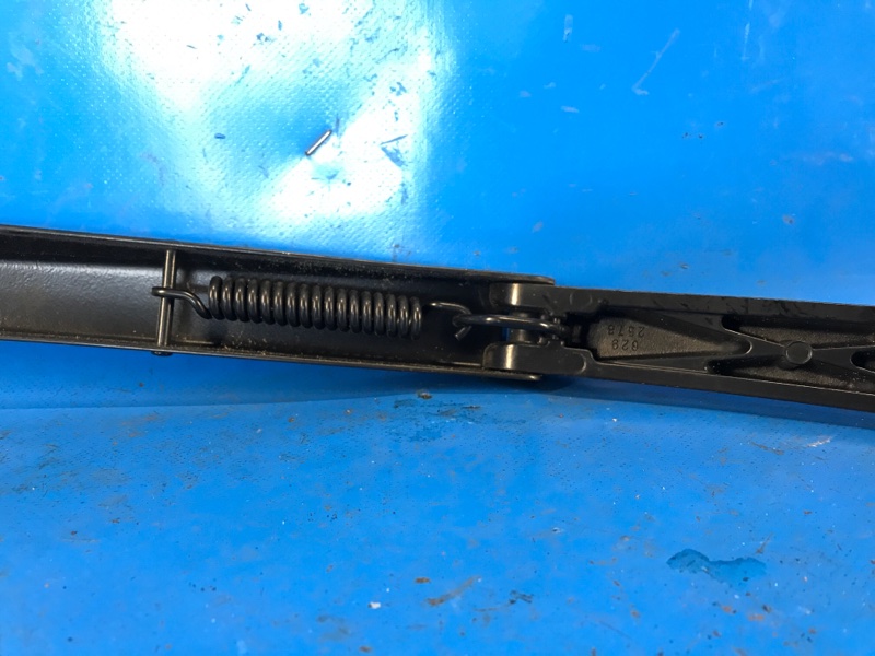 Поводок стеклоочистителя передний правый PRIUS 16- 2017 XW50