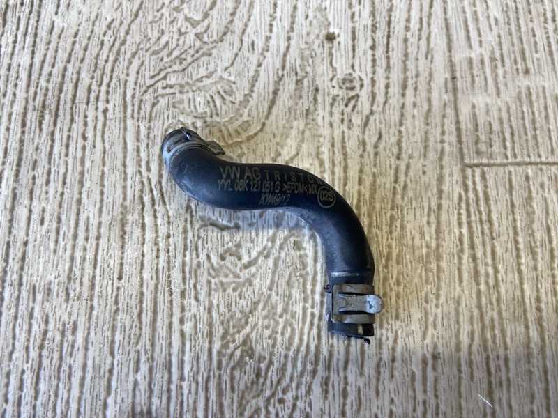 Патрубок системы охлаждения VOLKSWAGEN JETTA USA 10-17 2013 162 2.0 CPLA 06K 121 051 G Б/У