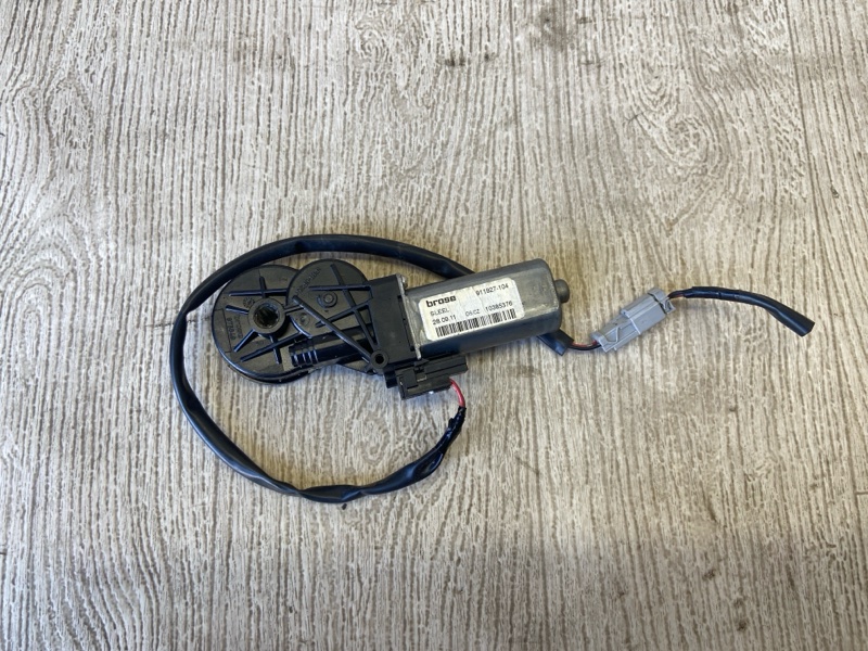 Моторчик регулировки сиденья передний правый SUBARU LEGACY 09-15 BM 2012 SEDAN 3.6 EZ36 911927-104 Б/У