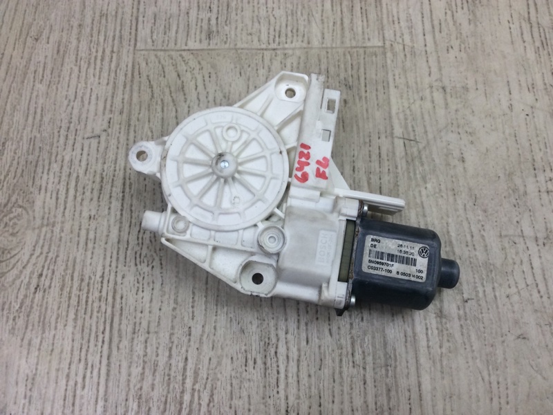 Моторчик стеклоподъемника передний левый VOLKSWAGEN TIGUAN 08-17 2011 5N 2.0 CCTA 5N0959701J Б/У