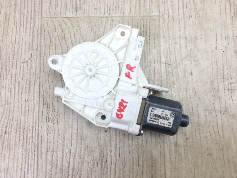 Моторчик стеклоподъемника передний правый VOLKSWAGEN TIGUAN 08-17 2011 5N 2.0 CCTA 5N0959702G Б/У