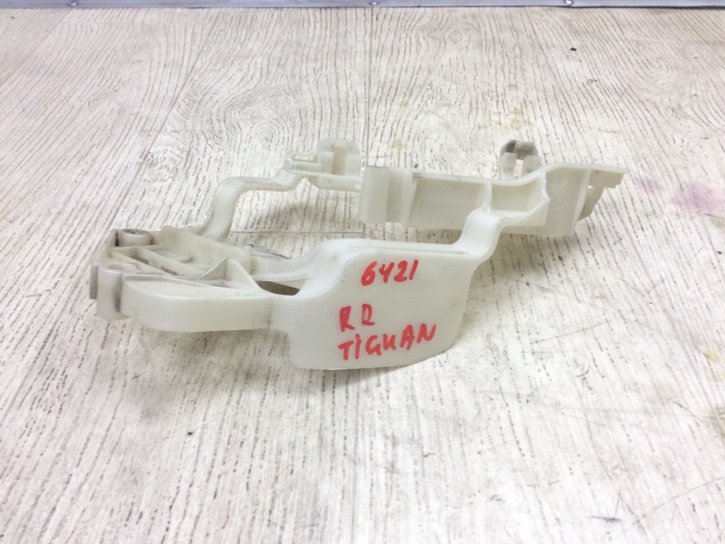 Кронштейн замка двери задний правый VOLKSWAGEN TIGUAN 08-17 2011 5N 2.0 CCTA 5N0839768C Б/У