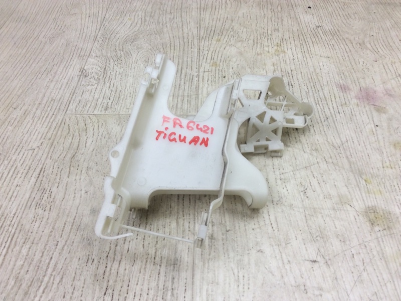 Кронштейн замка двери передний правый VOLKSWAGEN TIGUAN 08-17 2011 5N 2.0 CCTA 5N0837868B Б/У