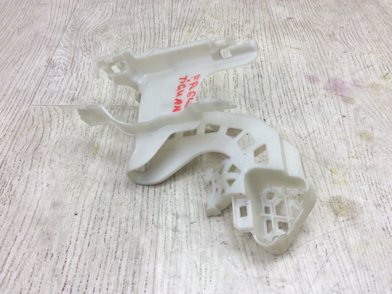 Кронштейн замка двери передний правый TIGUAN 08-17 2011 5N 2.0 CCTA