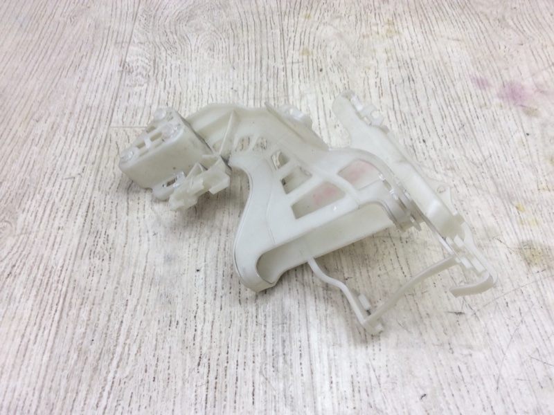 Кронштейн замка двери передний правый VOLKSWAGEN TIGUAN 08-17 5N 2.0 CCTA