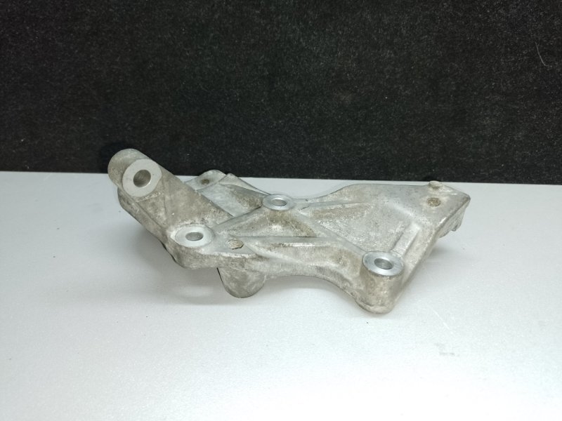 Кронштейн генератора MITSUBISHI OUTLANDER XL 05-13 CW 3.0 6B31