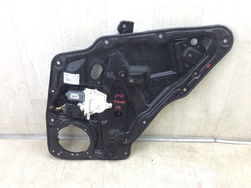 Запчасть стеклоподъемник задний правый VOLKSWAGEN TIGUAN 08-17 2011 5N 2.0 CCTA 5N0839462A Б/У Стеклоподъемник задний правый VOLKSWAGEN TIGUAN 08-17 2011 5N 2.0 CCTA 5N0839462A Б/У