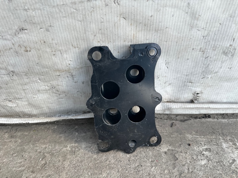 Кронштейн усилителя переднего бампера правый OUTBACK 03-09 BP