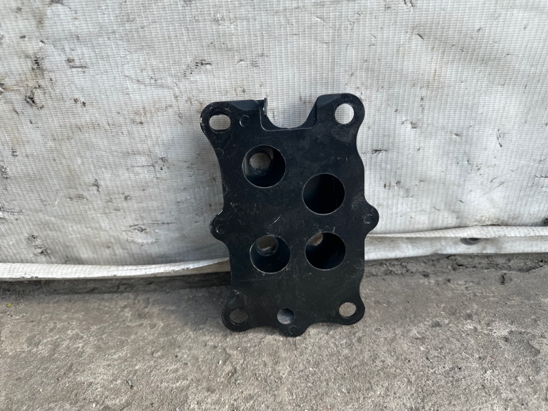 Кронштейн усилителя переднего бампера левый OUTBACK 03-09 BP