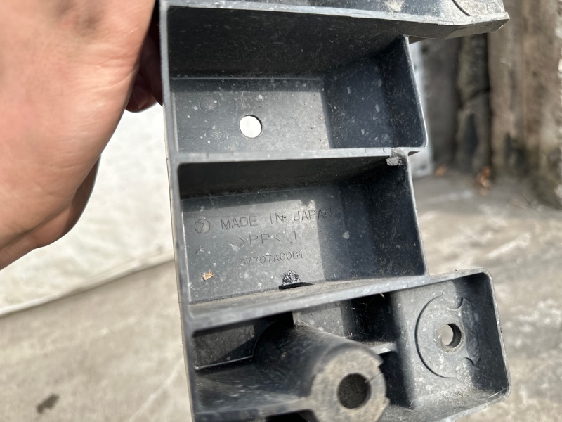 Кронштейн переднего бампера LEGACY 03-09 BL/BP