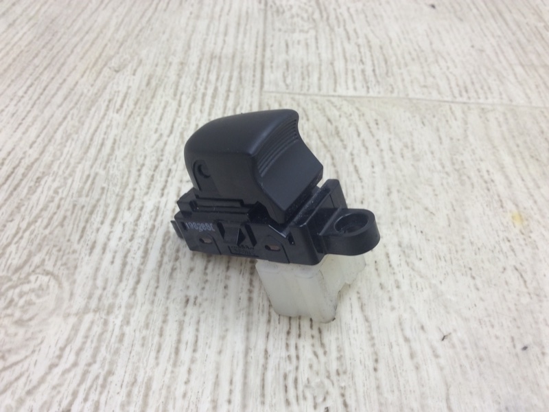 Кнопка стеклоподъемника задняя левая QASHQAI/ROGUE SPORT 14- 2020 J11 2.0L MR20DD