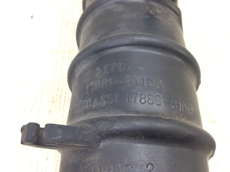 Патрубок воздушного фильтра IS250/350 05-13