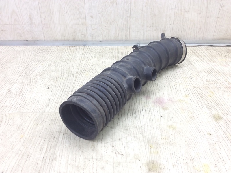 Патрубок воздушного фильтра IS250/350 05-13