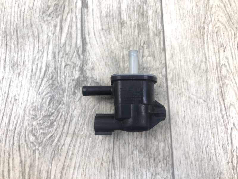 Клапан электромагнитный (вакуумный) TOYOTA CAMRY 55 14-17 90910-TC001 Б/У