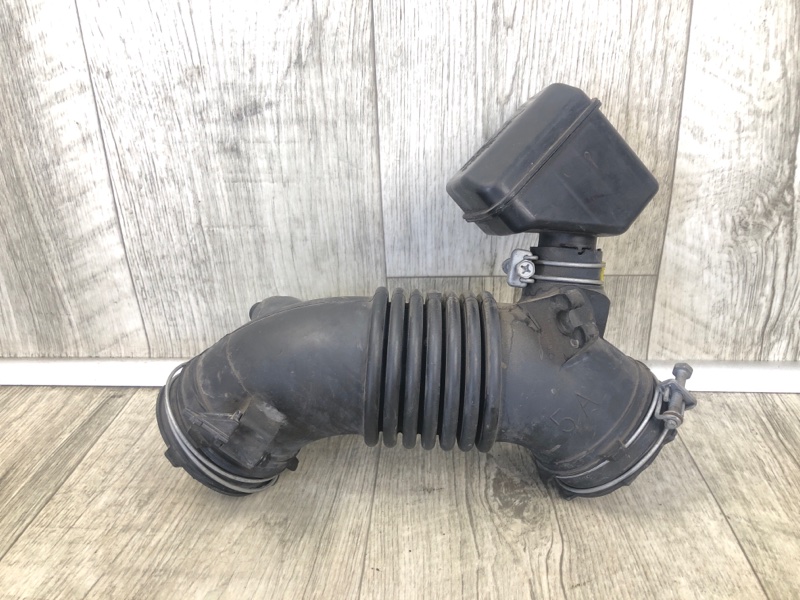 Запчасть патрубок воздушного фильтра TOYOTA CAMRY 55 14-17 17880-0V080 Б/У Патрубок воздушного фильтра TOYOTA CAMRY 55 14-17 17880-0V080 Б/У