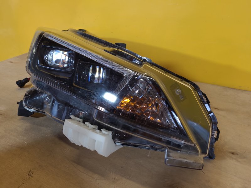 Фара правая NISSAN LEAF 18-