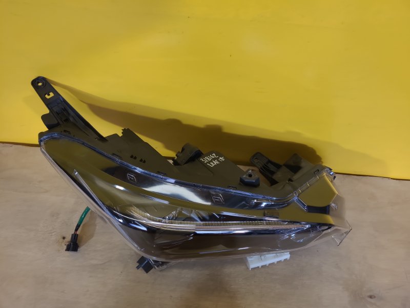 Фара правая LEAF 18-