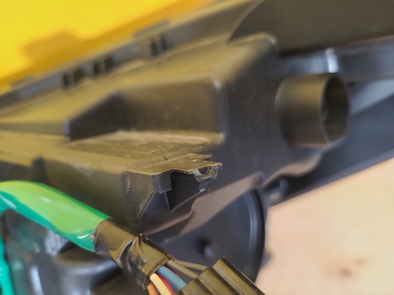 Фара правая LEAF 18-