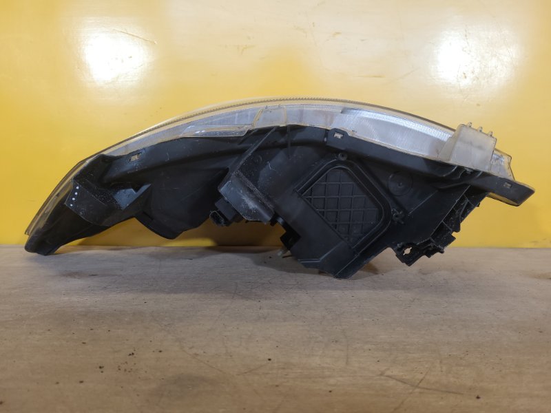 Фара правая AURIS 06-12