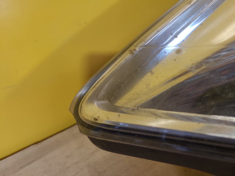 Фара правая AURIS 06-12