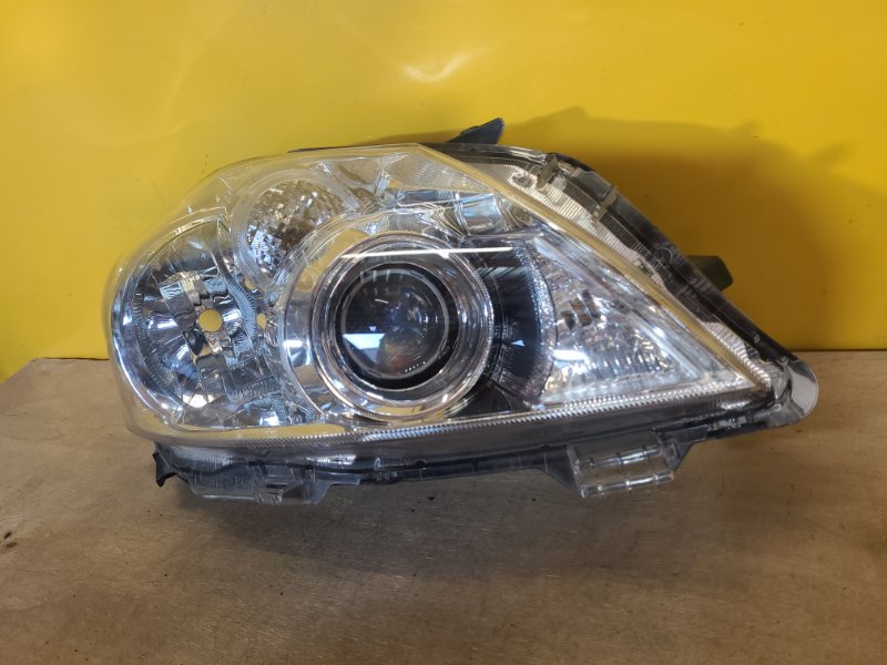 Фара правая AURIS 06-12