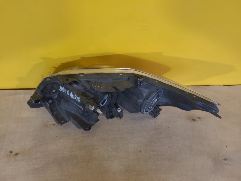 Фара правая AURIS 06-12