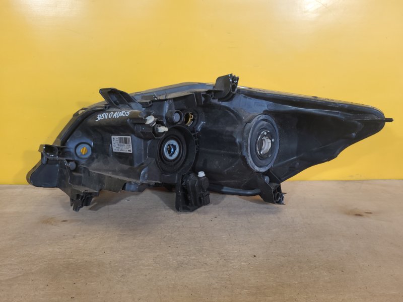 Фара правая AURIS 06-12