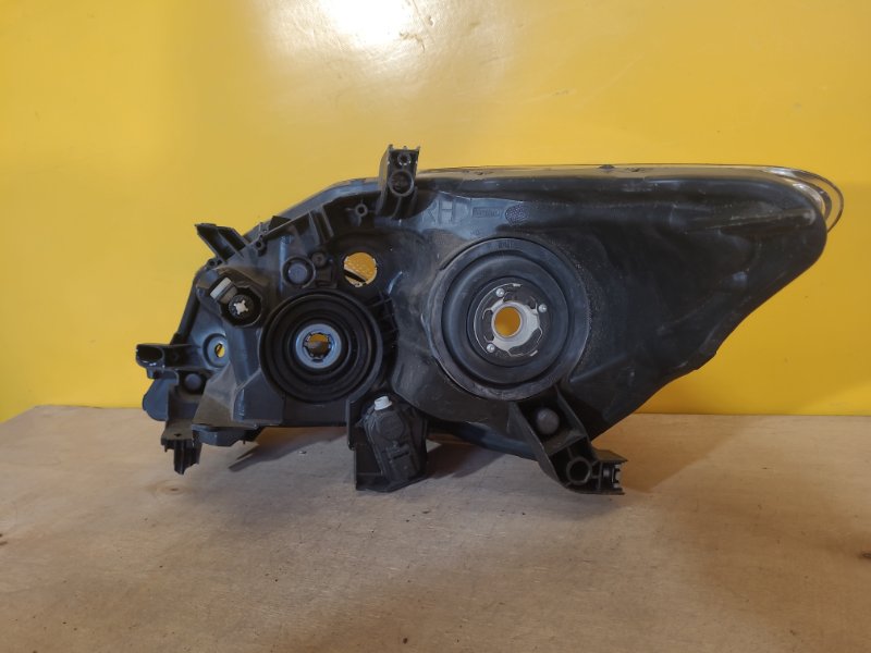 Фара правая AURIS 06-12