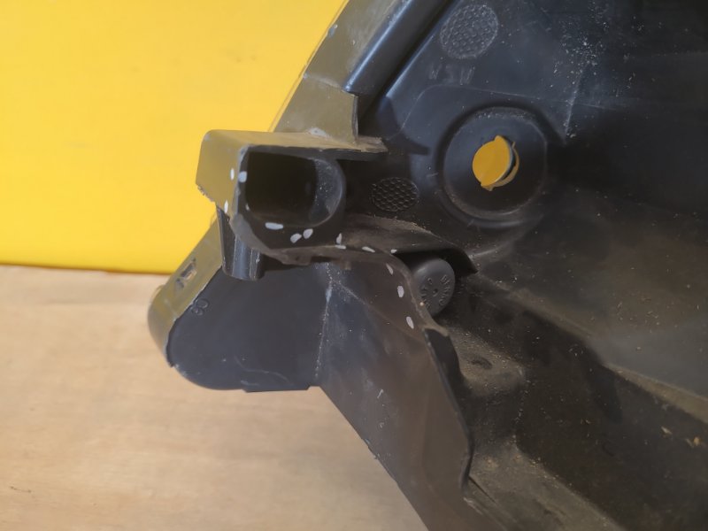 Фара правая AURIS 06-12