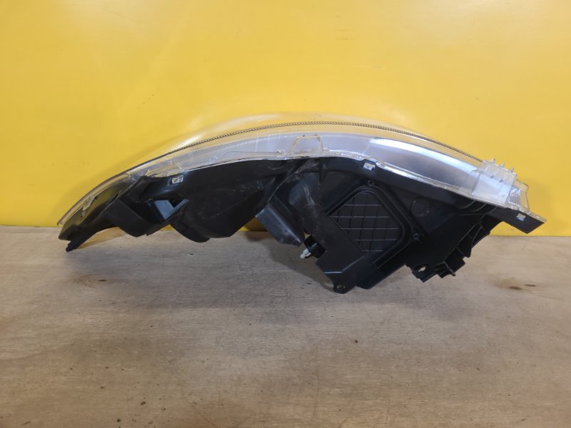 Фара правая AURIS 06-12