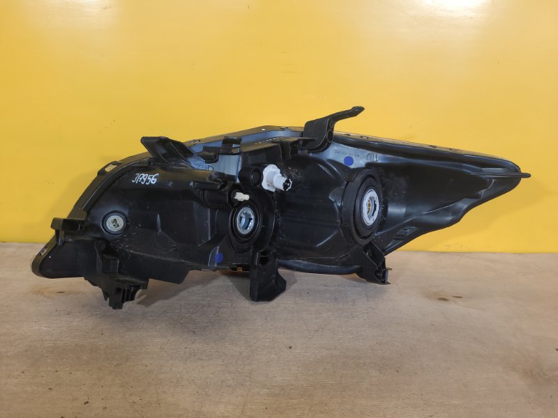 Фара правая AURIS 06-12