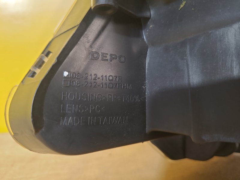 Фара правая AURIS 06-12