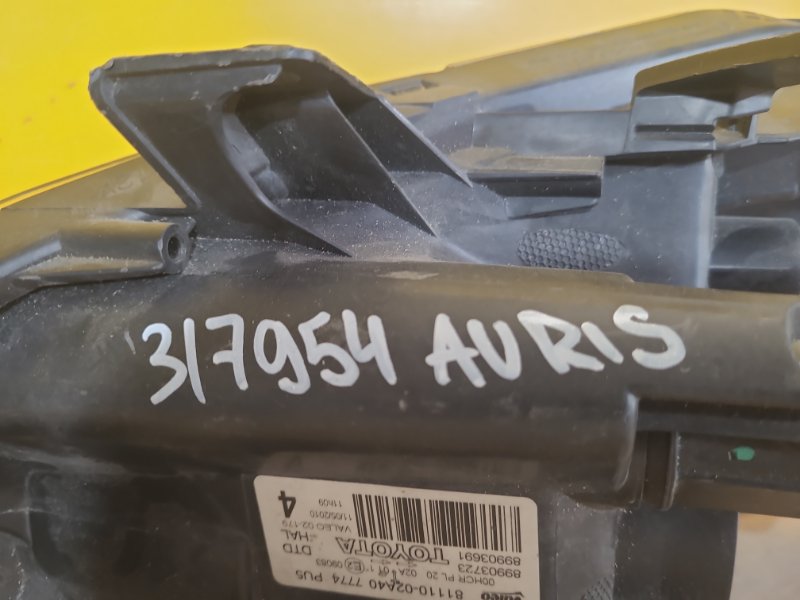 Фара правая AURIS 06-12