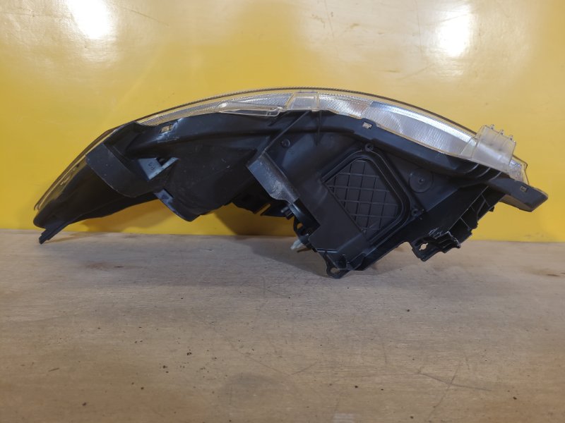 Фара правая AURIS 06-12