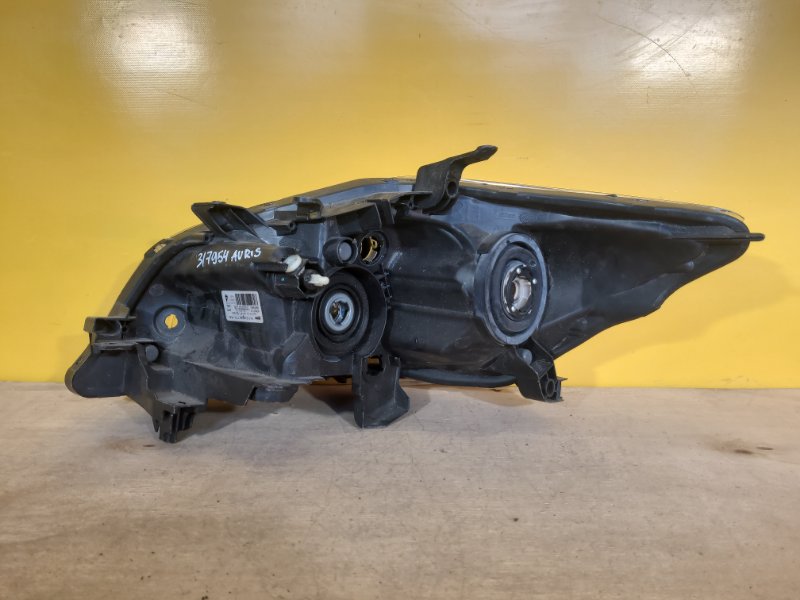 Фара правая AURIS 06-12