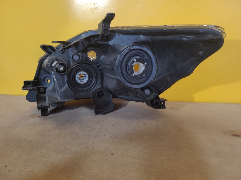 Фара правая AURIS 06-12