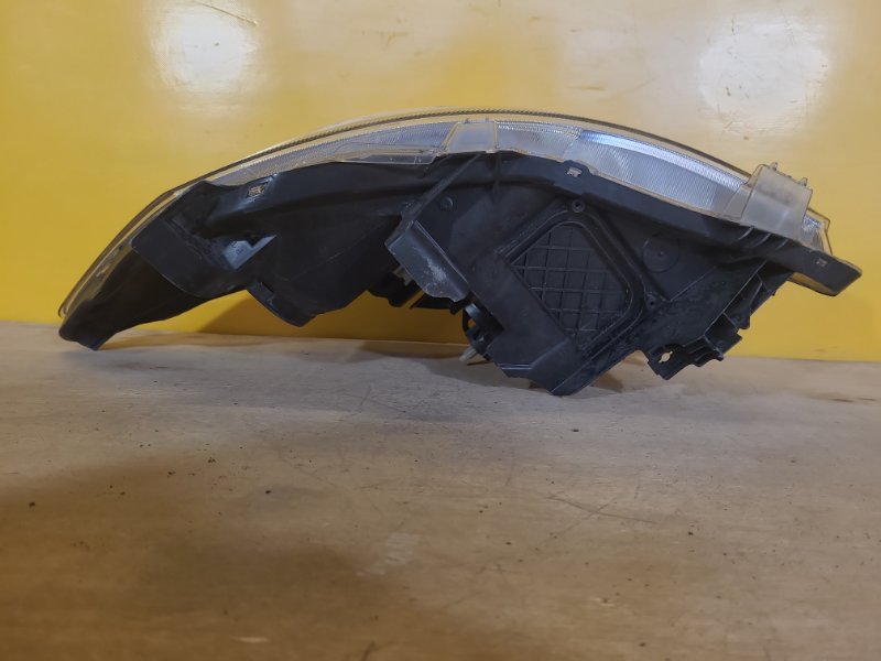 Фара правая AURIS 06-12