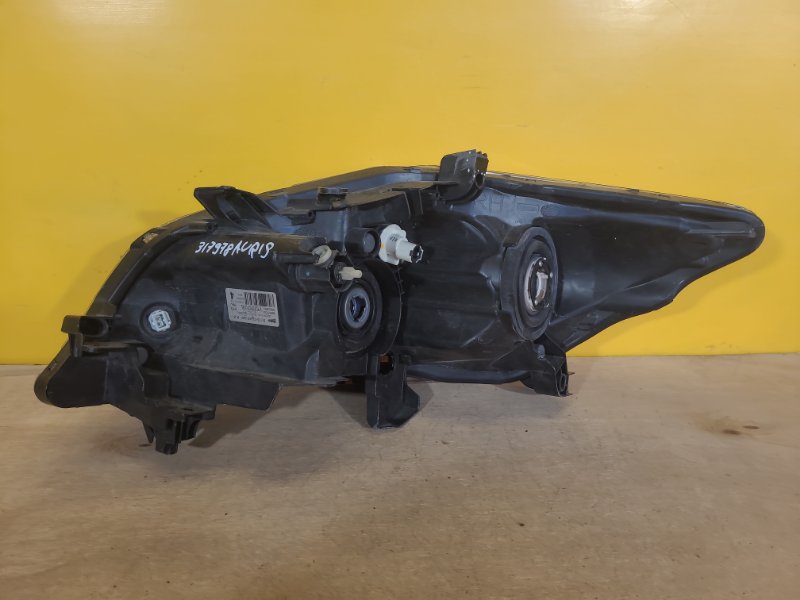 Фара правая AURIS 06-12