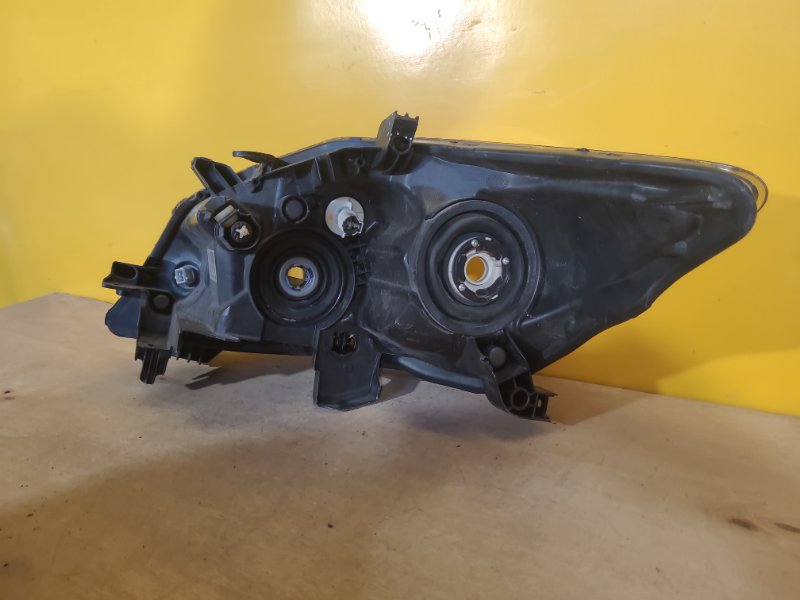 Фара правая AURIS 06-12