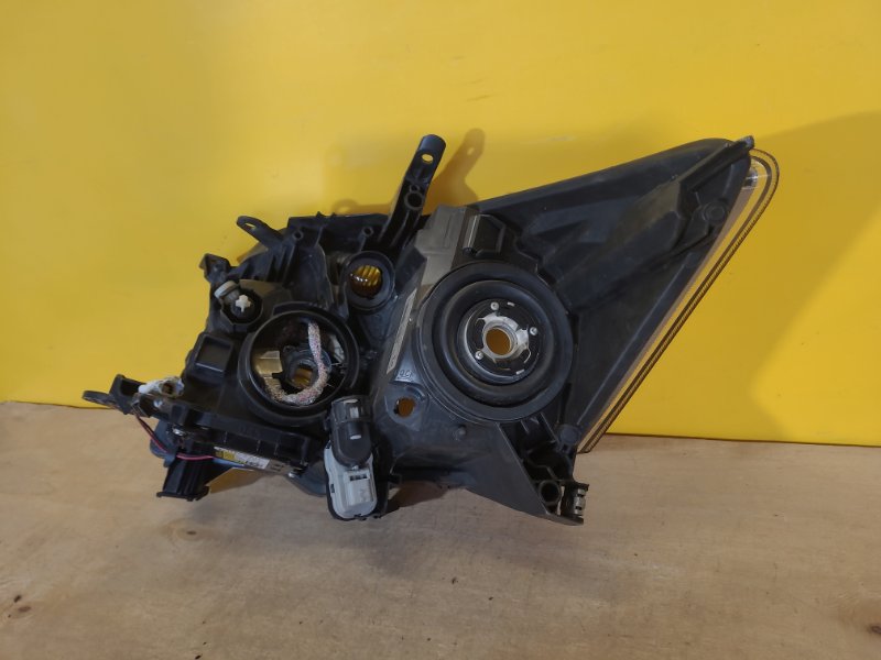 Фара правая AURIS 06-12 Фара правая AURIS 06-12