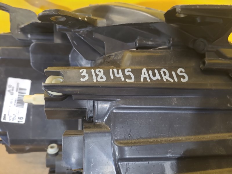 Фара левая AURIS 06-12