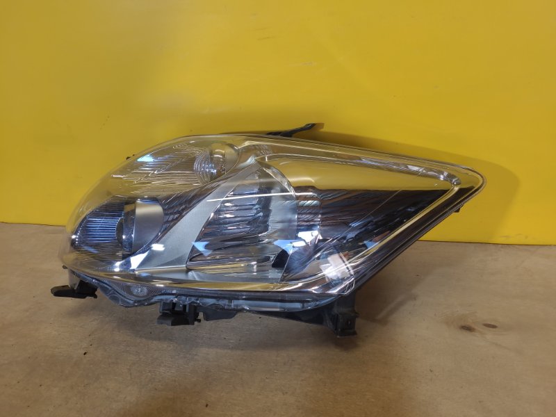 Фара левая AURIS 06-12