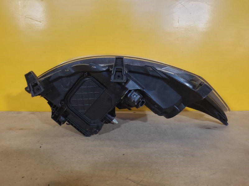 Фара левая AURIS 06-12