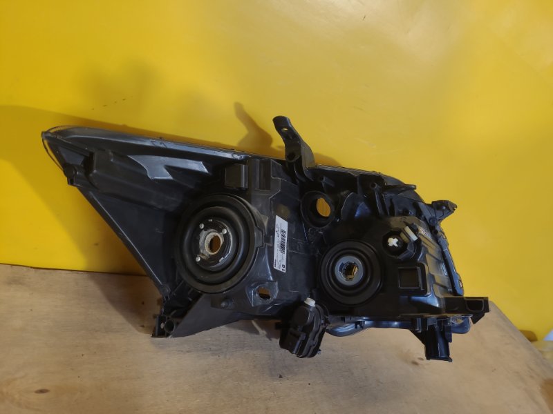 Фара левая AURIS 06-12