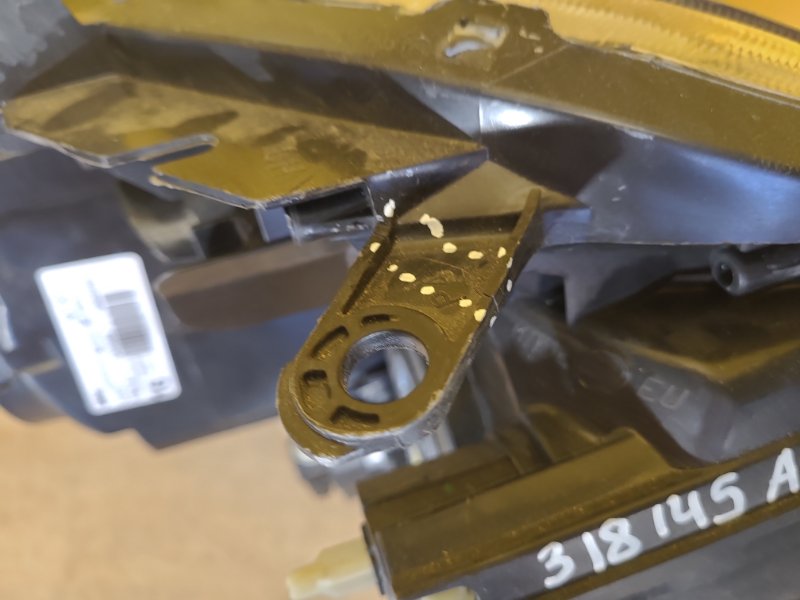 Фара левая AURIS 06-12