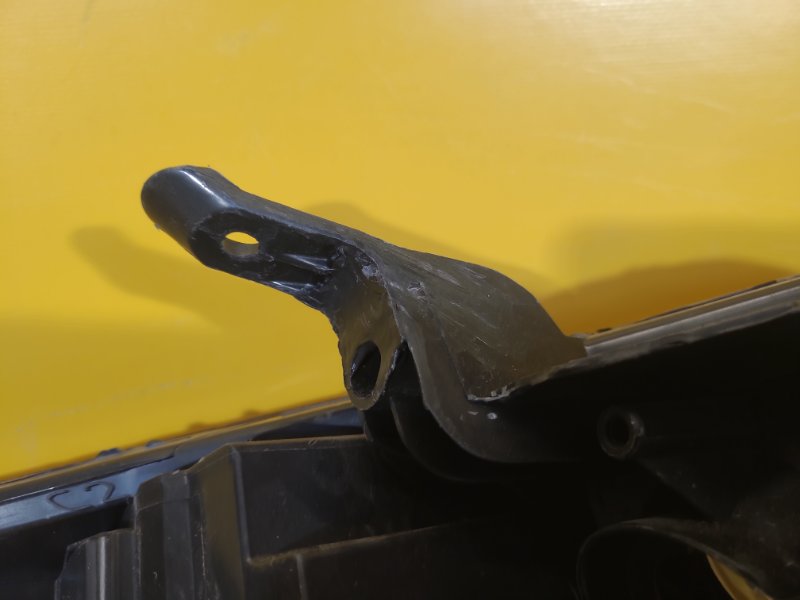 Фара левая AURIS 06-12