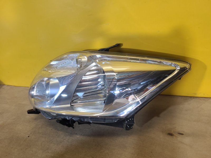 Фара левая AURIS 06-12