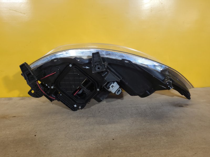 Фара левая AURIS 06-12