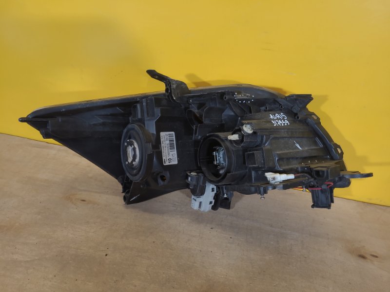 Фара левая AURIS 06-12